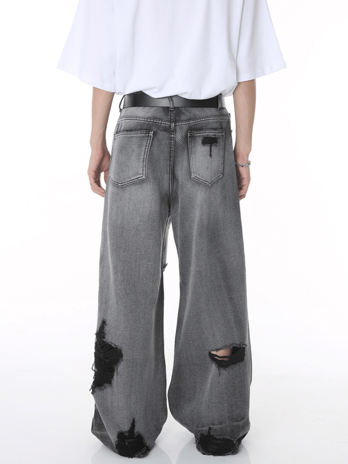 HOLES - Loose Basic Ripped Jeans | TEENWEAR.EU
